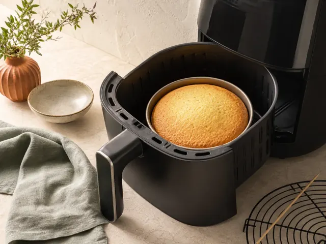 Ciasto w air fryerze - formy, temperatura i dopieczony środek