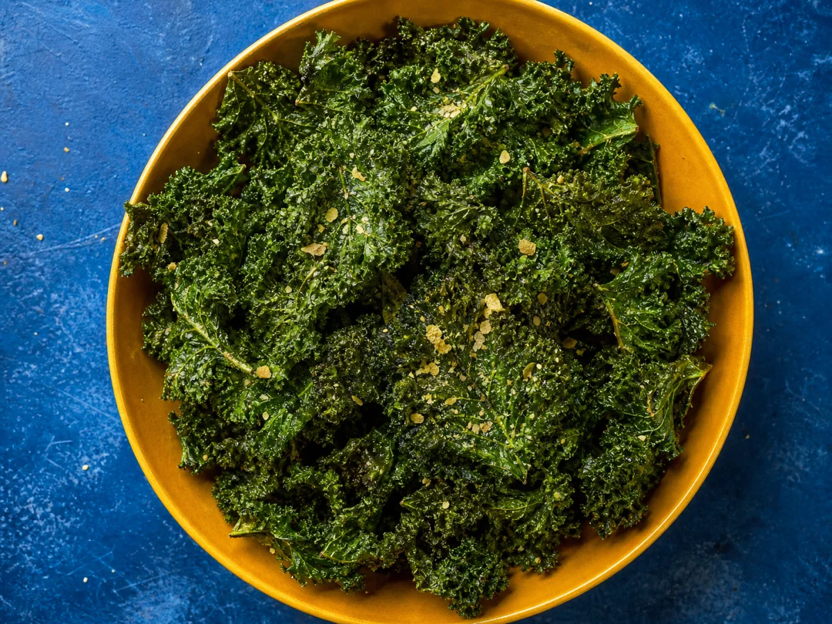 Chipsy z jarmużu przygotowane w air fryerze